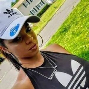 Meet your Posher, Roxanna